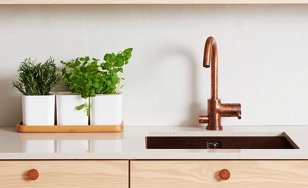 Orthex Eden herb pots on a kitchen counter - Orthex Eden yrttiruukkuja keittiön tasolla